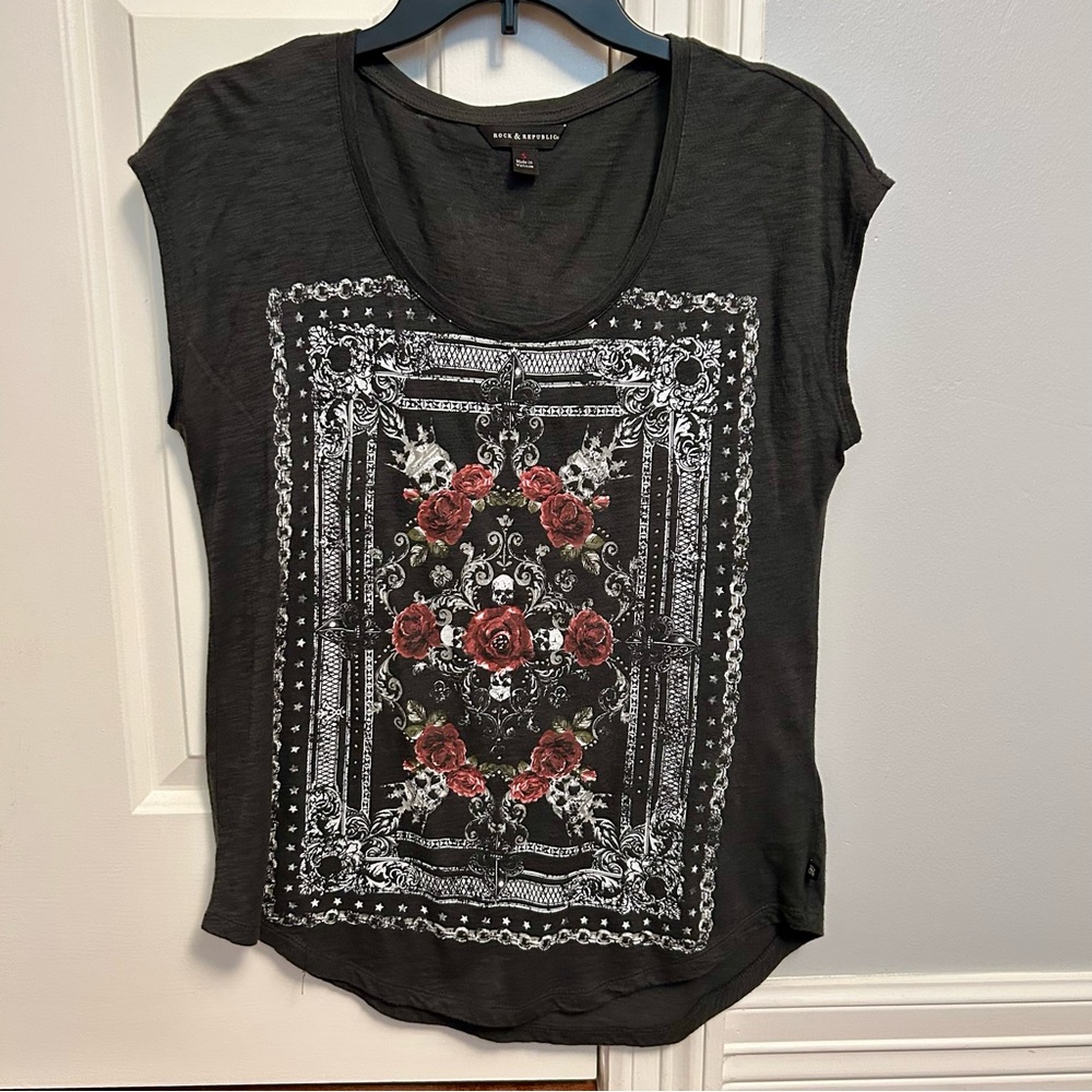 Rock & Republic Charcoal Tee with Red Floral Graphic